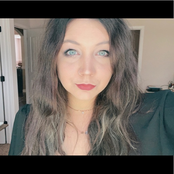 Meet your Posher, Emily - Picture 2 of 9